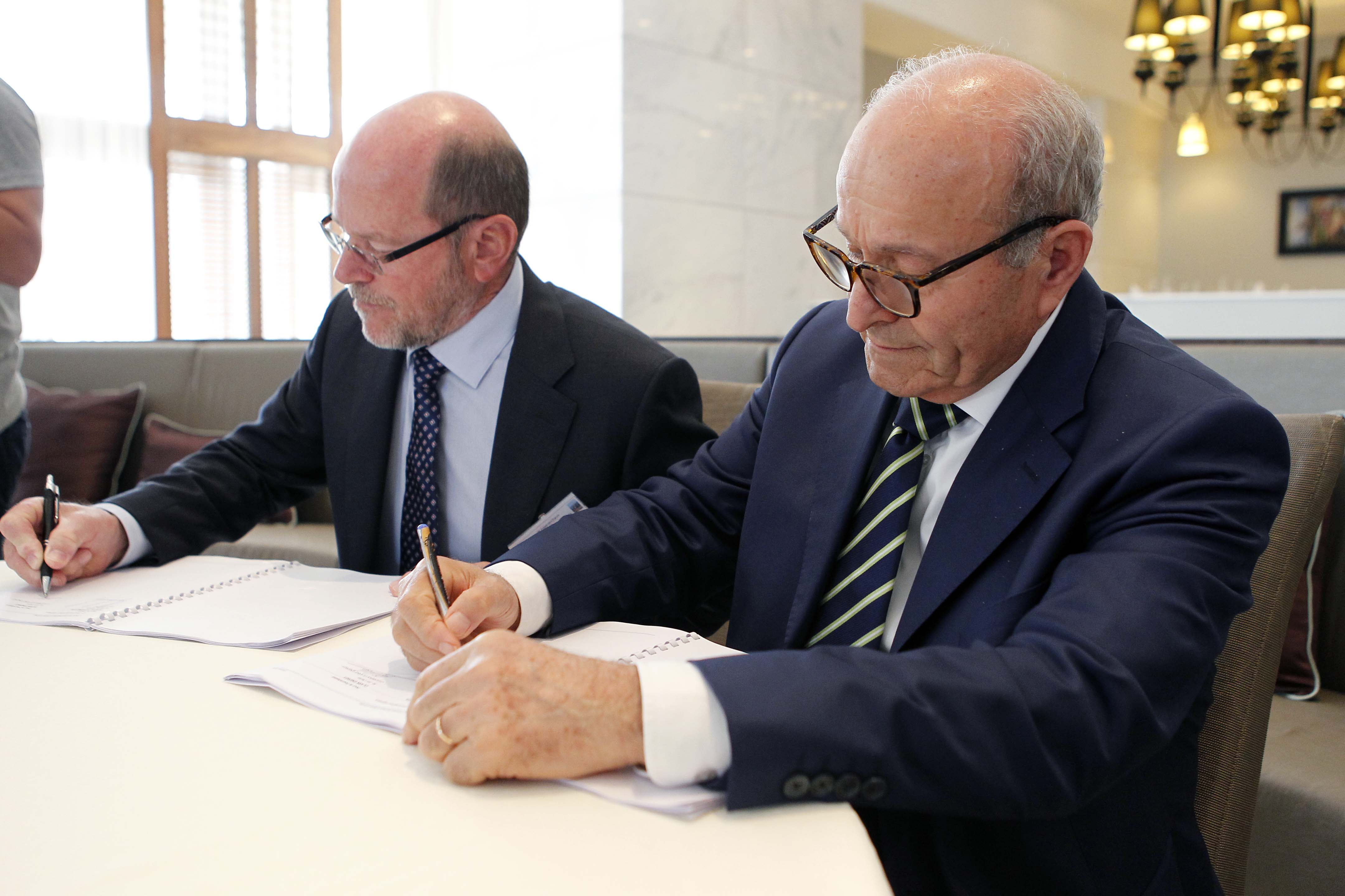 Le PDG de Cevital, Issad Rebrab et Jim Clarke, PDG de Clarke Energy ont signé un accord pour développer 2 centrales électriques dédiées en Algérie.