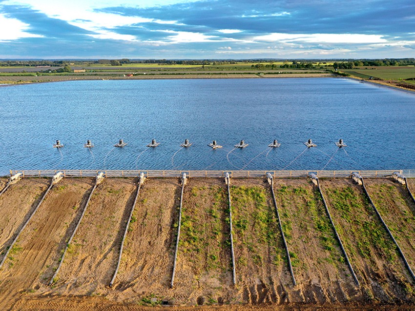 Pompes à chaleur à source d'eau, reliées à la serre